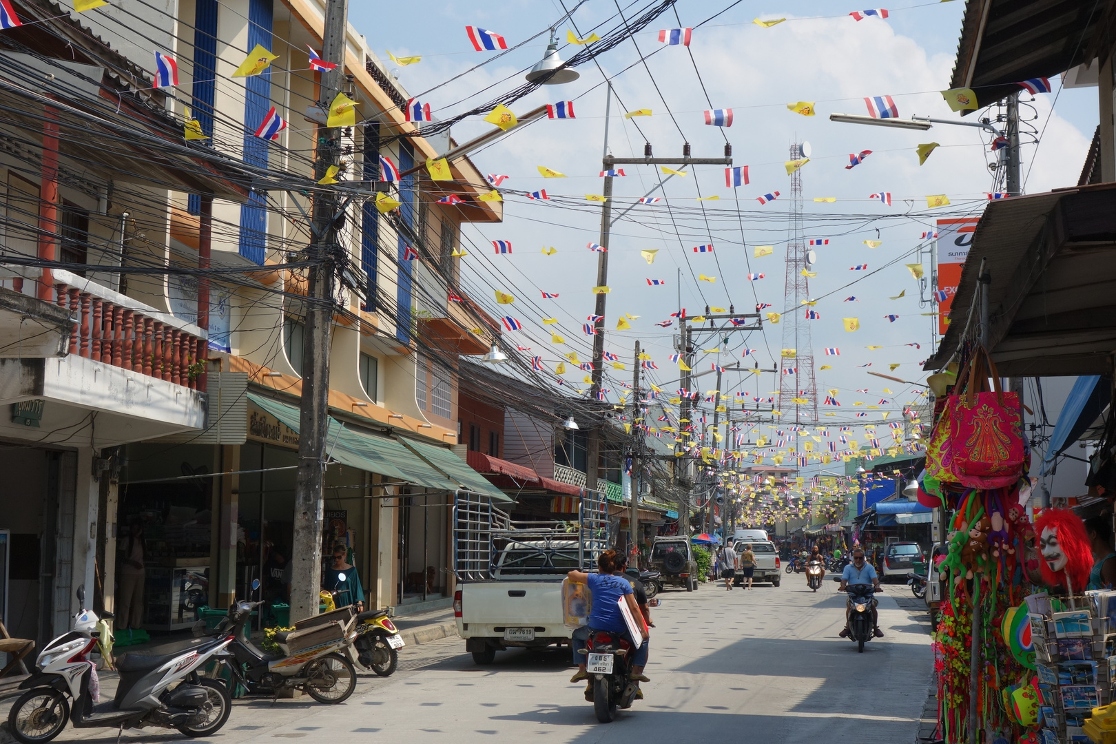 Beflaggte Einkaufsstraße in Thong Sala