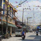 Beflaggte Einkaufsstraße in Thong Sala