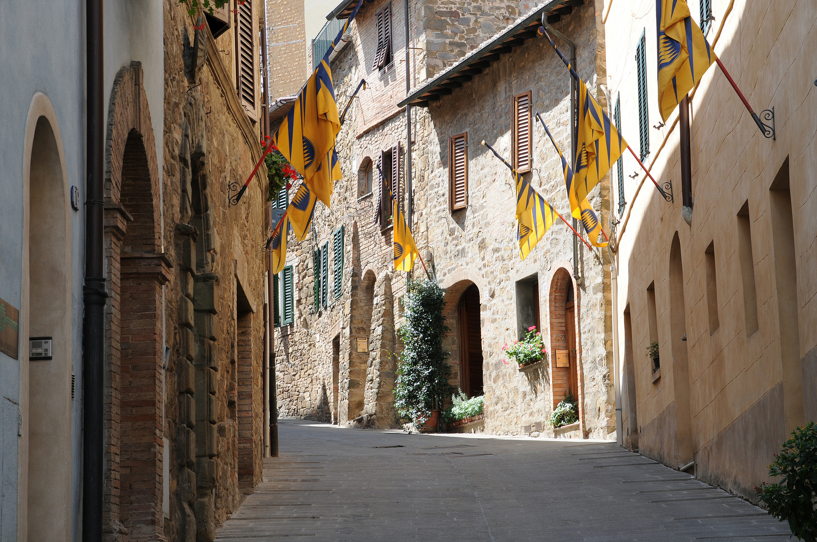 Beflaggte Gasse in Montalcino