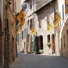 Beflaggte Gasse in Montalcino