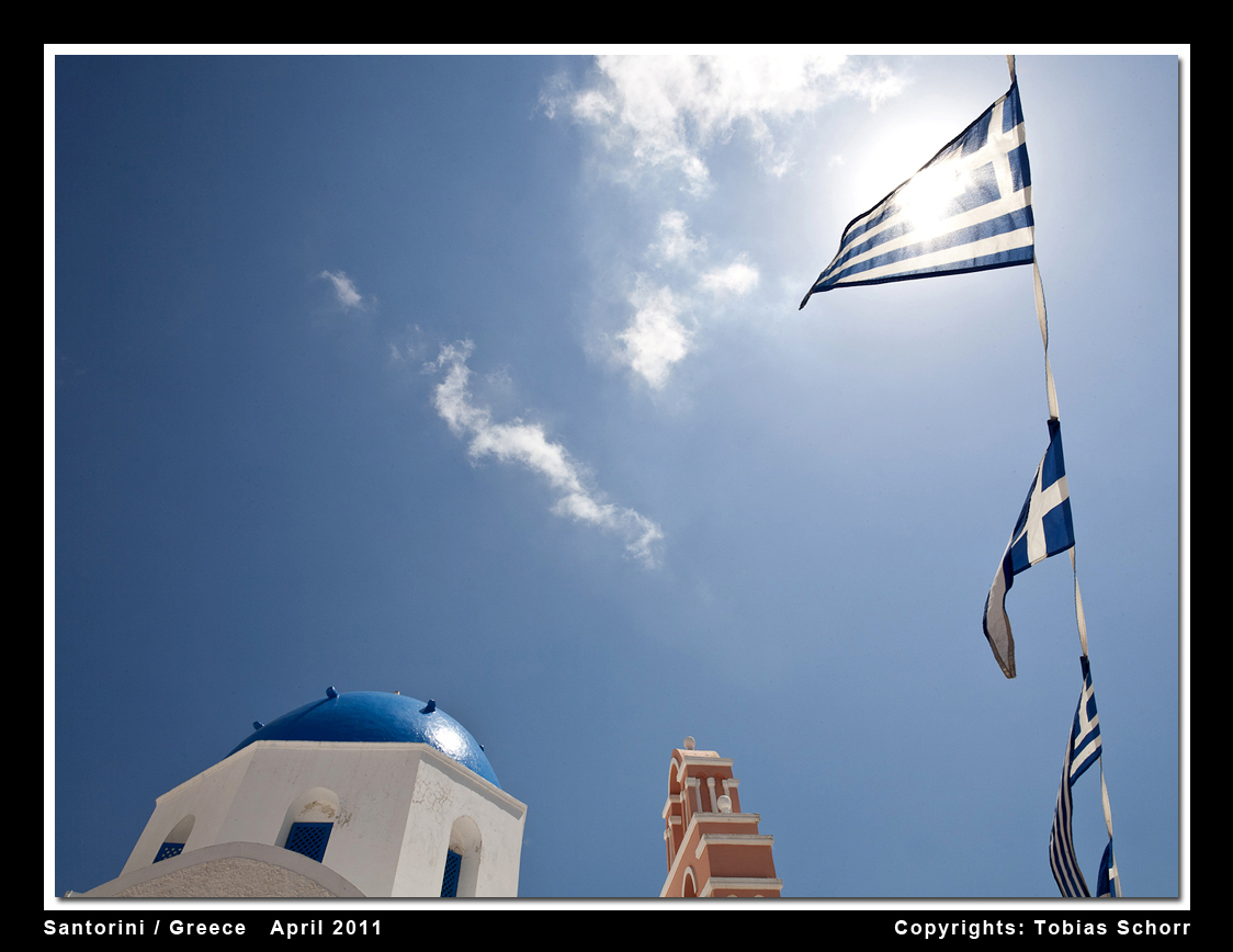 Beflaggte Kirche in Ia / Santorin