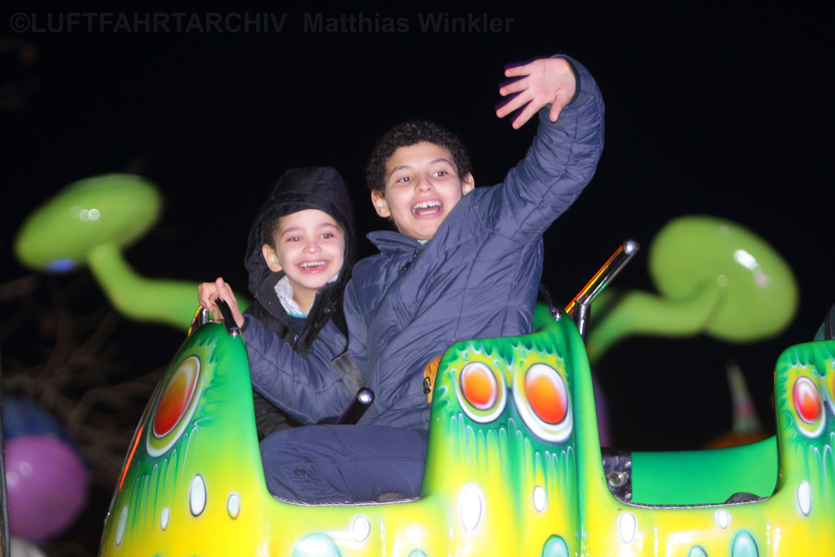 befreites Lachen zweier syrischer Jungen auf dem Spandauer Weihnachtsmarkt