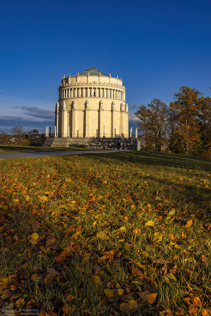 Befreiungshalle mit Herbstwiese