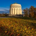 Befreiungshalle mit Herbstwiese