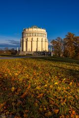 Befreiungshalle mit Herbstwiese