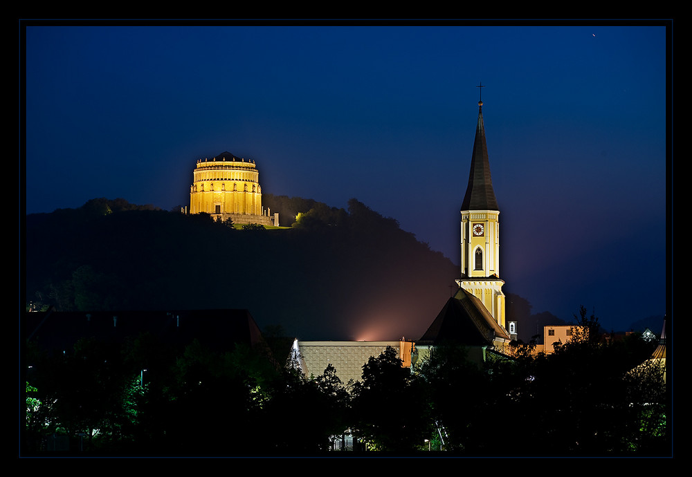 Befreiungshalle und Kath. Pfarramt Maria Himmelfahrt in Kelheim