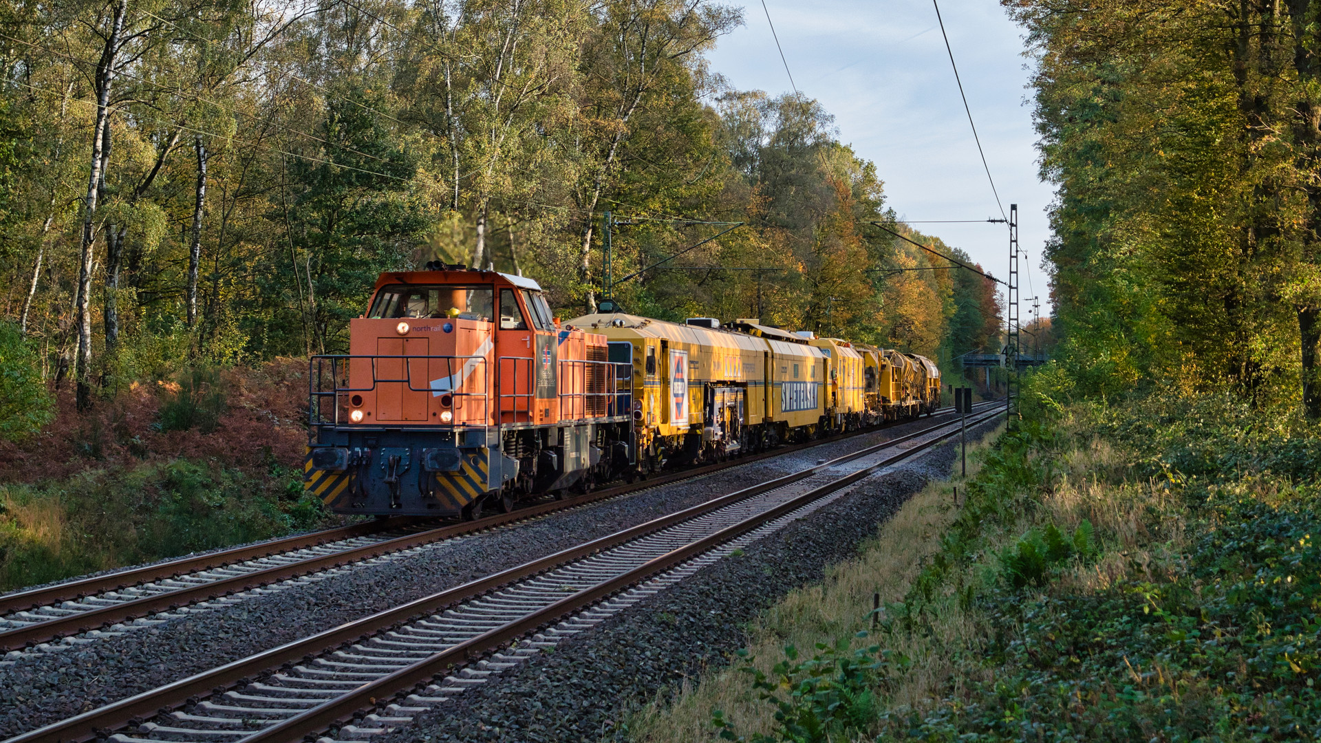 BEG-Lok mit Gleisbauzug bei Langenfeld