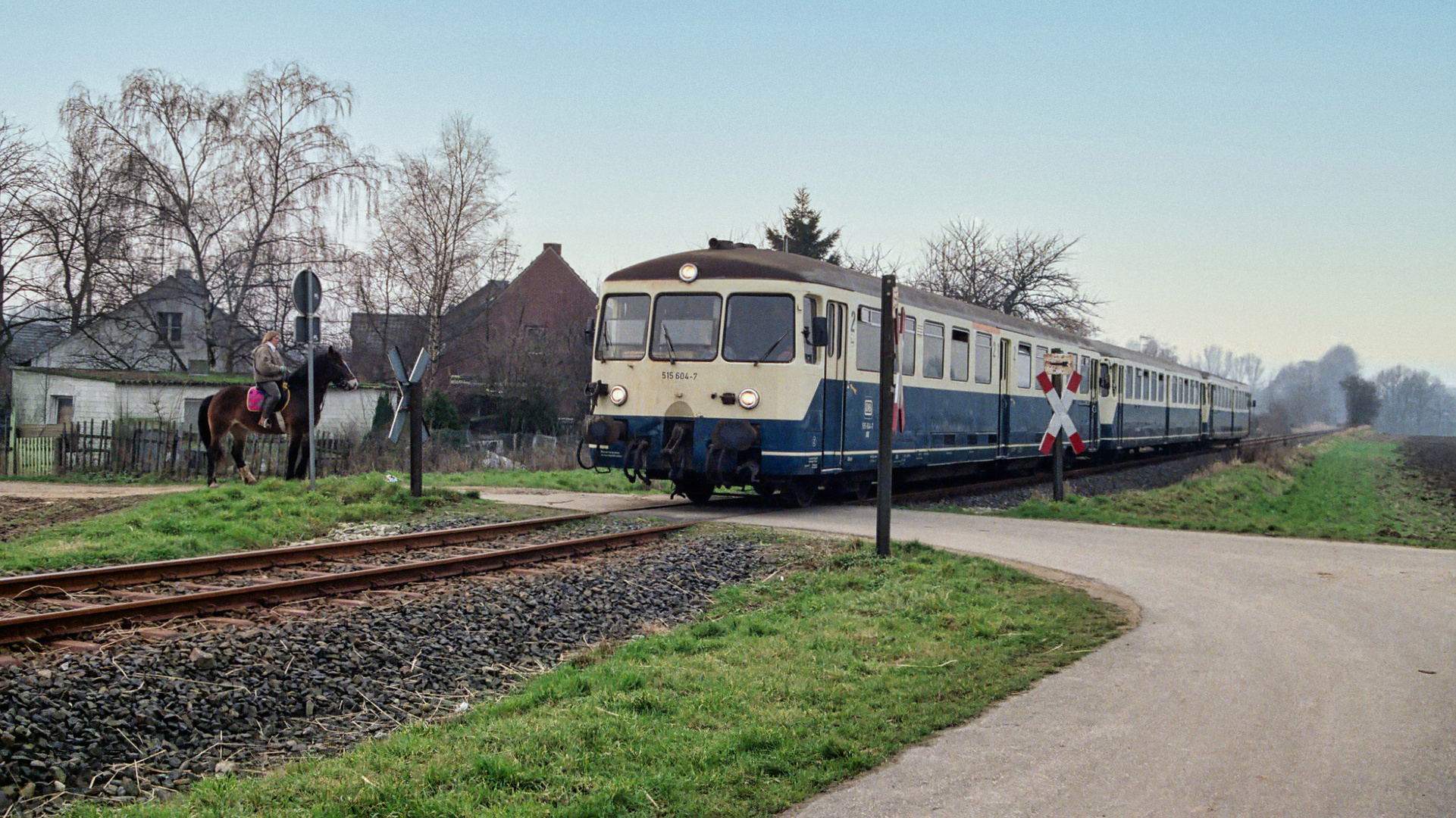 Begegnung am Bahnübergang