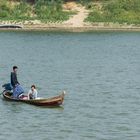 Begegnung auf dem Irrawaddy (© Buelipix)