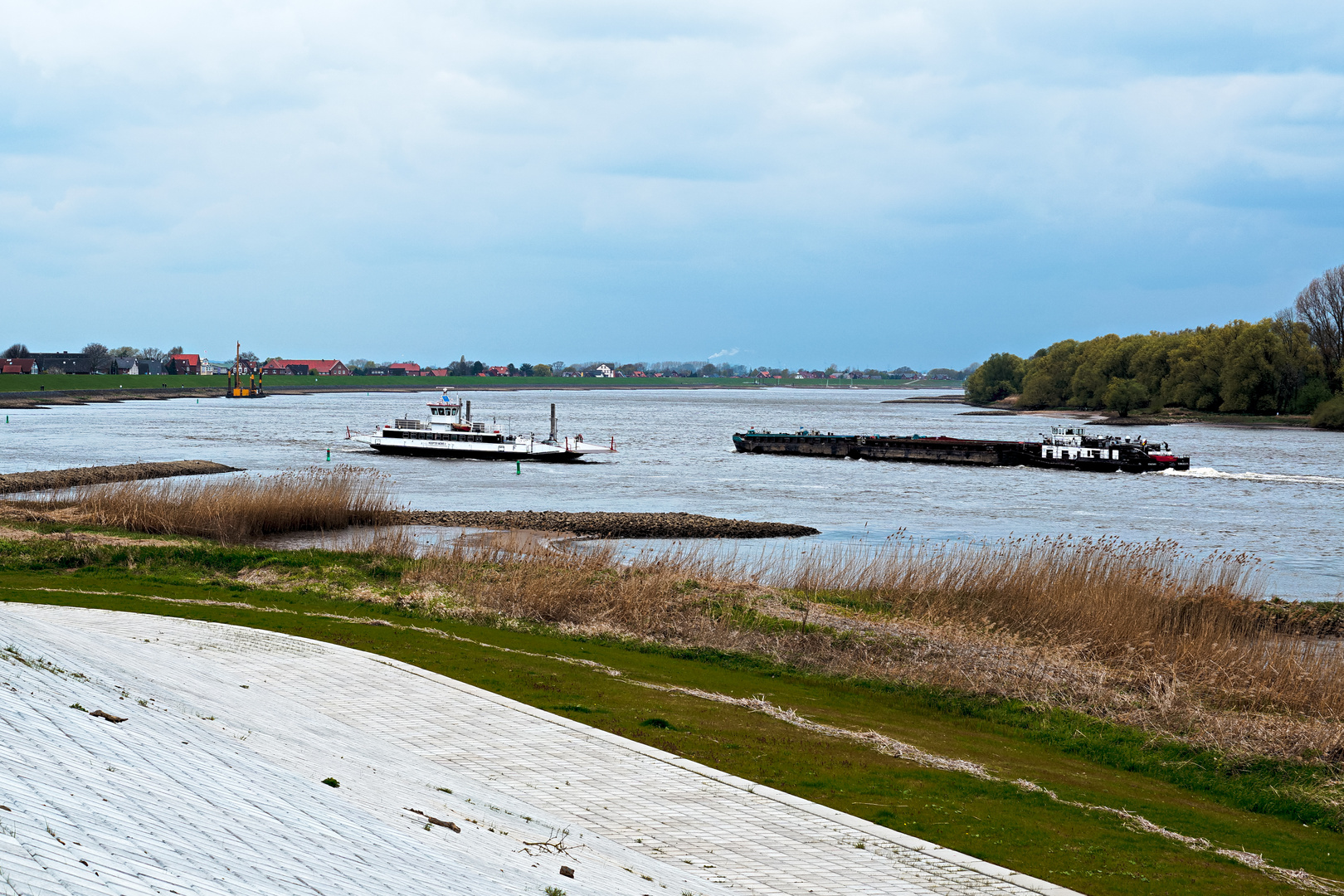 Begegnung auf der Elbe bei Hoopte-Zollenspieker