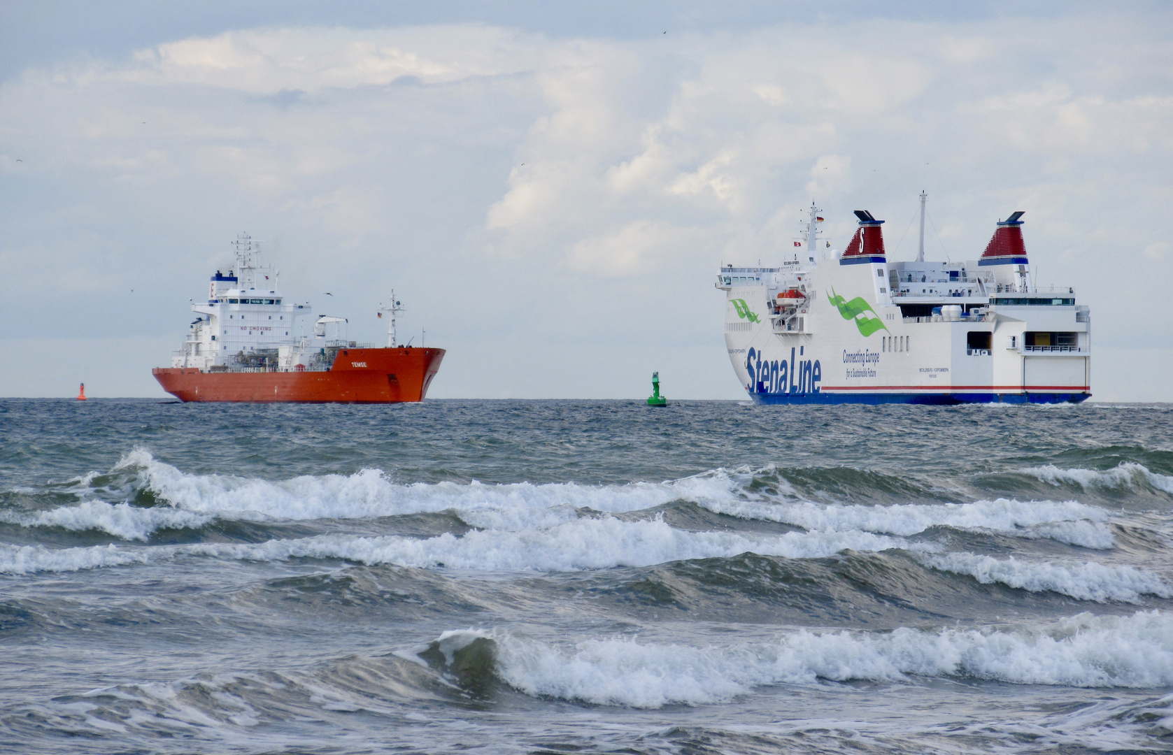 Begegnung auf der Ostsee vor Warnemünde