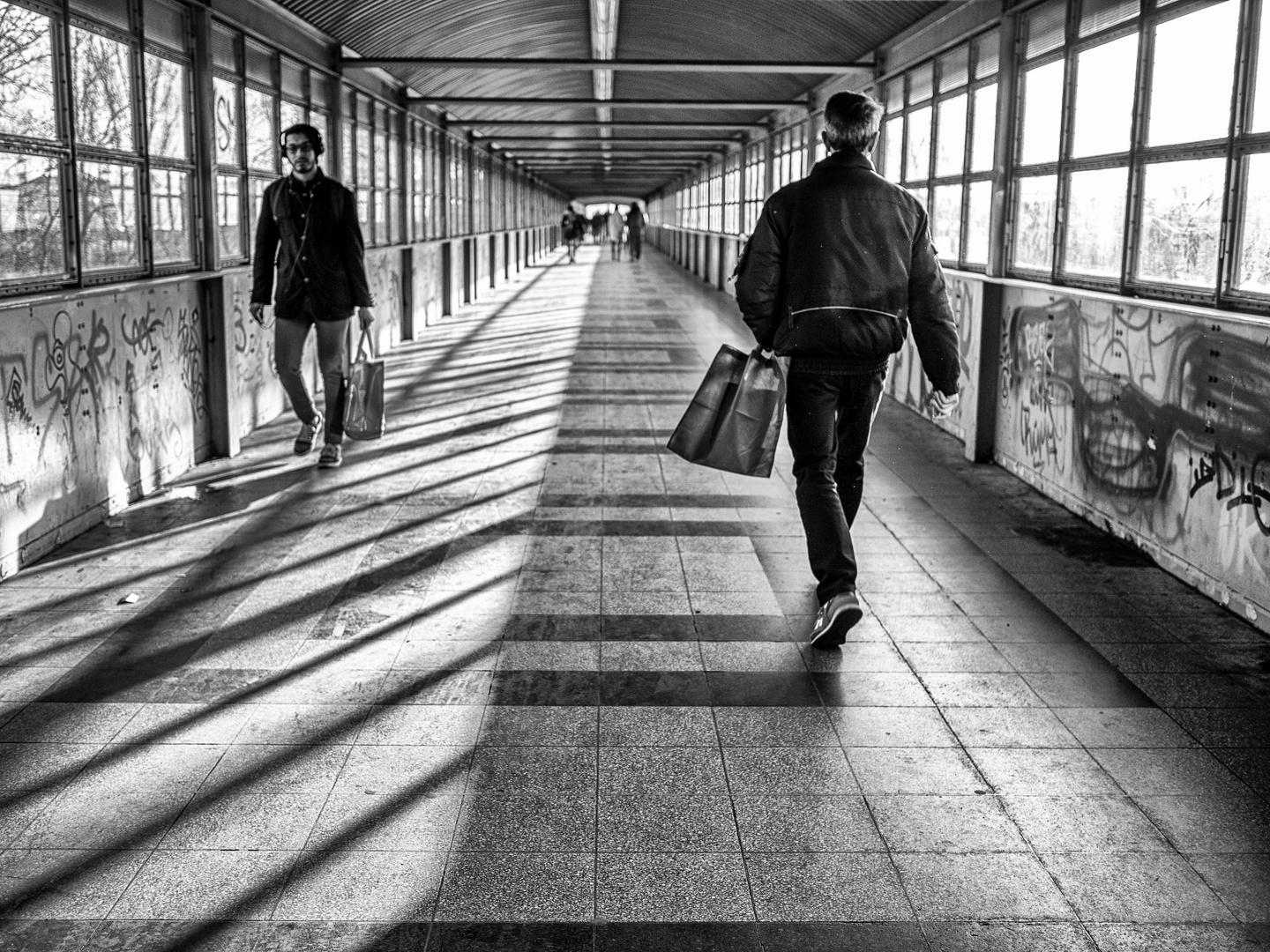 Begegnung auf einer SBahnbrücke in Berlin