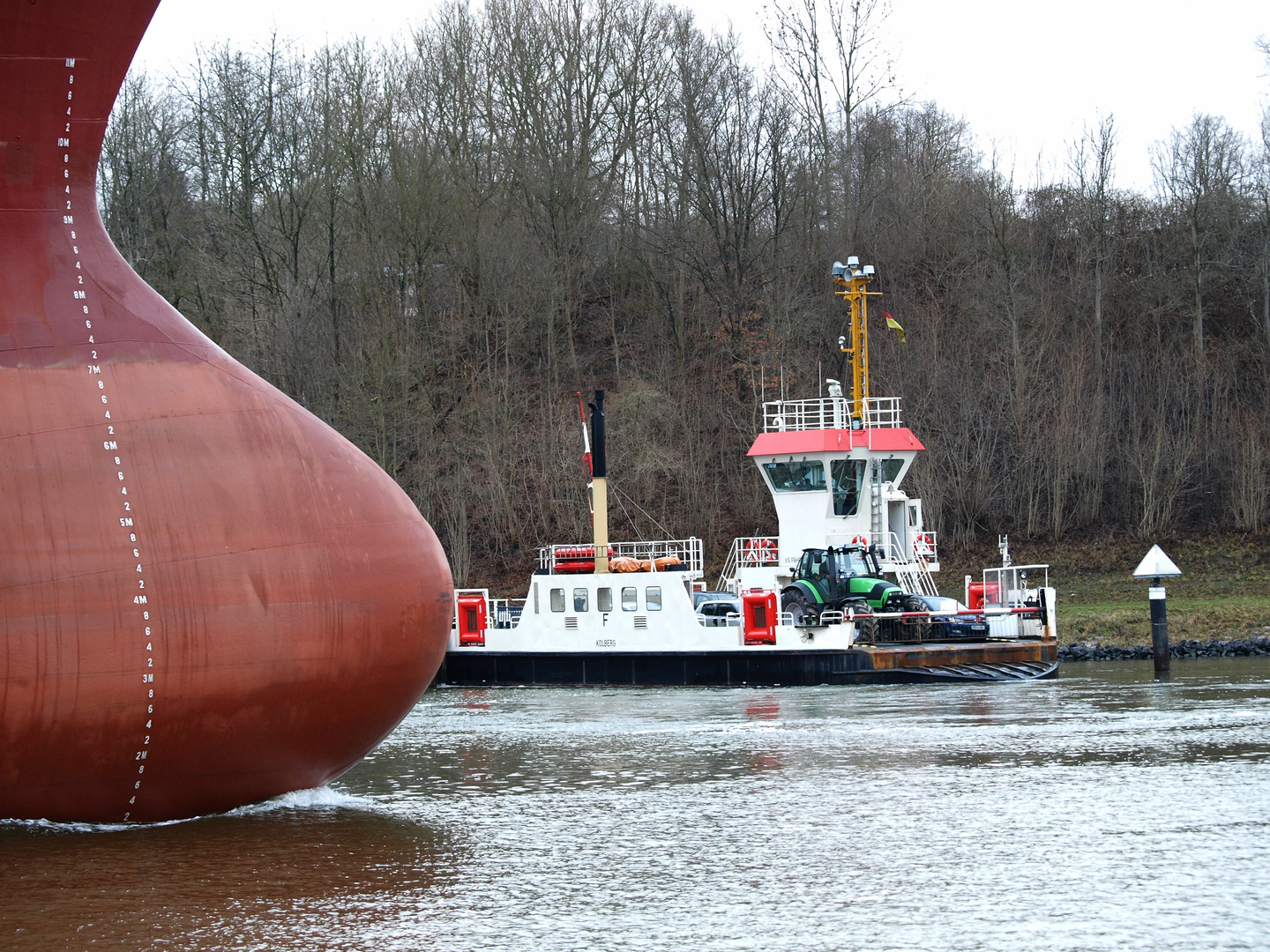 Begegnung Bulker OPTIMA und Fähre Kolberg auf dem Nord-Ostsee-Kanal