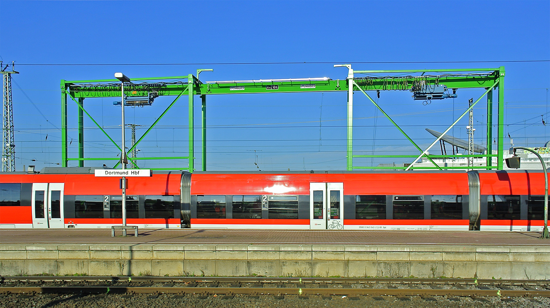 Begegnung der Farben: Roter Zug passiert grünes Tor!