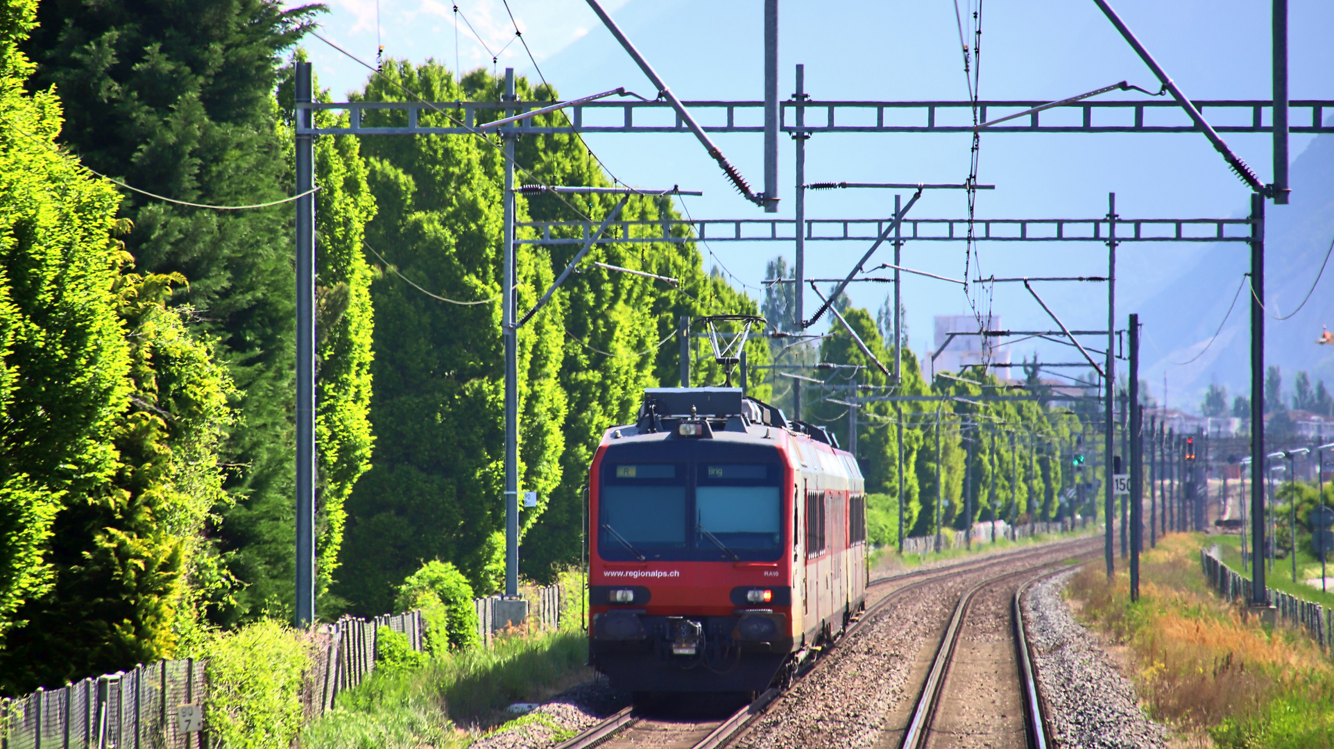 Begegnung mit einer Regionalbahn nach Brig...