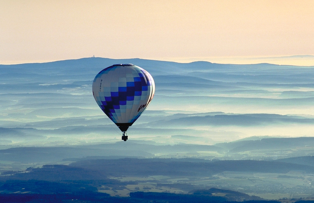 begegnung mit heissluftballon / motorsegler, winter 1990, taunus, hessen.