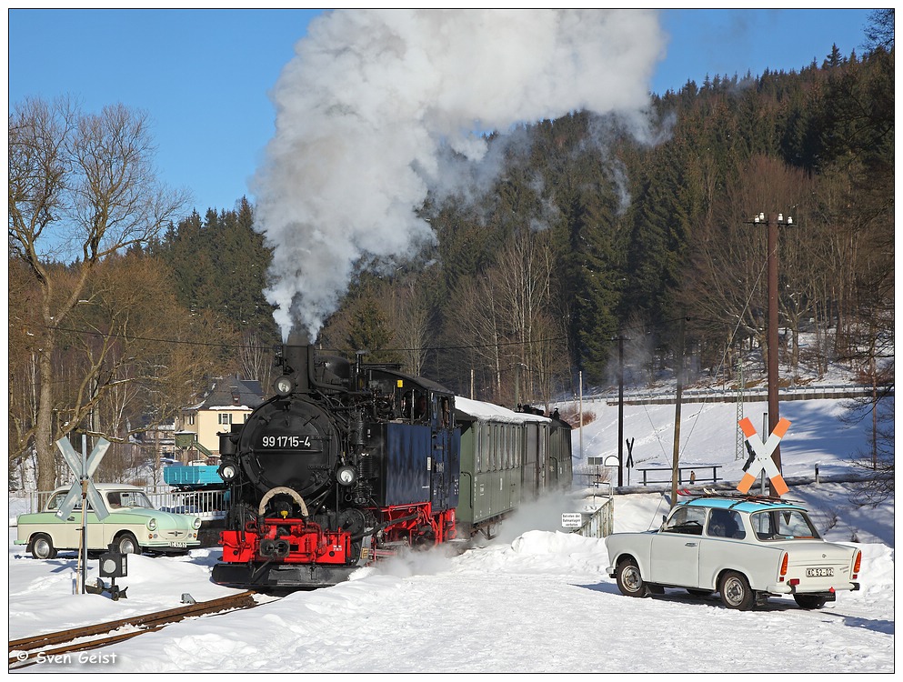 Begegnung mit zwei Trabis an einem Bahnübergang in Schmalzgrube