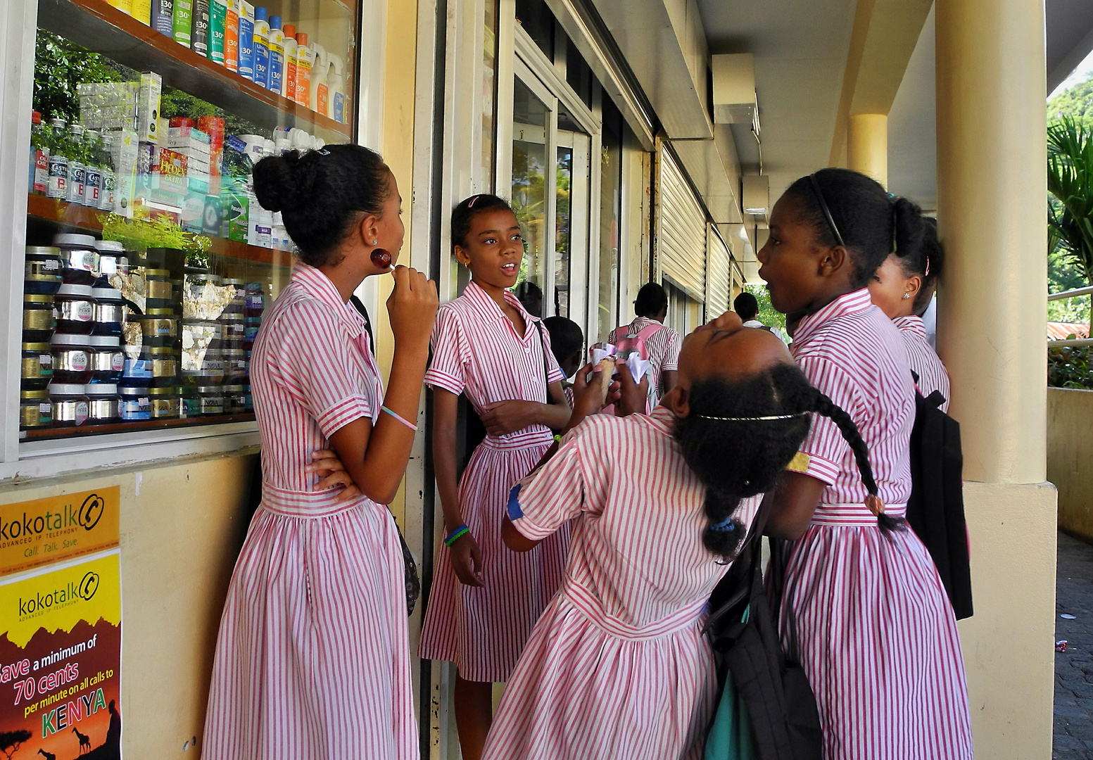 Begegnungen (13) .... warten auf den Schulbus, Schülerinnen auf den Seychellen