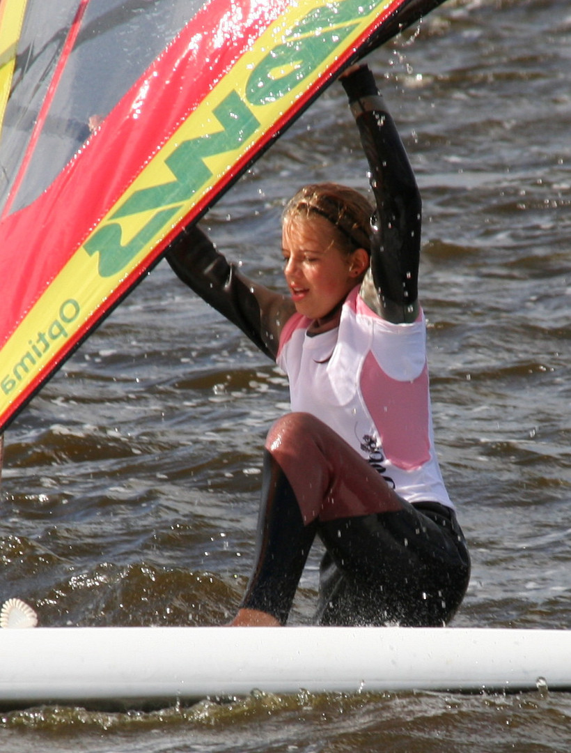 Begeisterte Surferin am Großen Meer