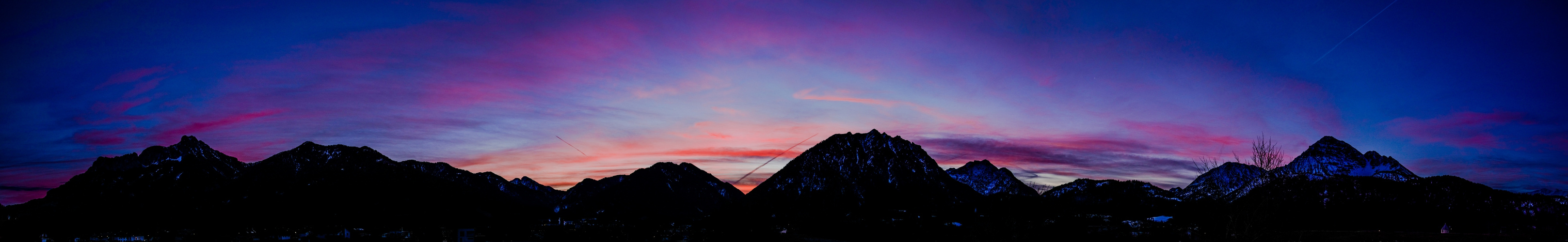 Beginn der blauen Stunde über dem Talkessel Reutte