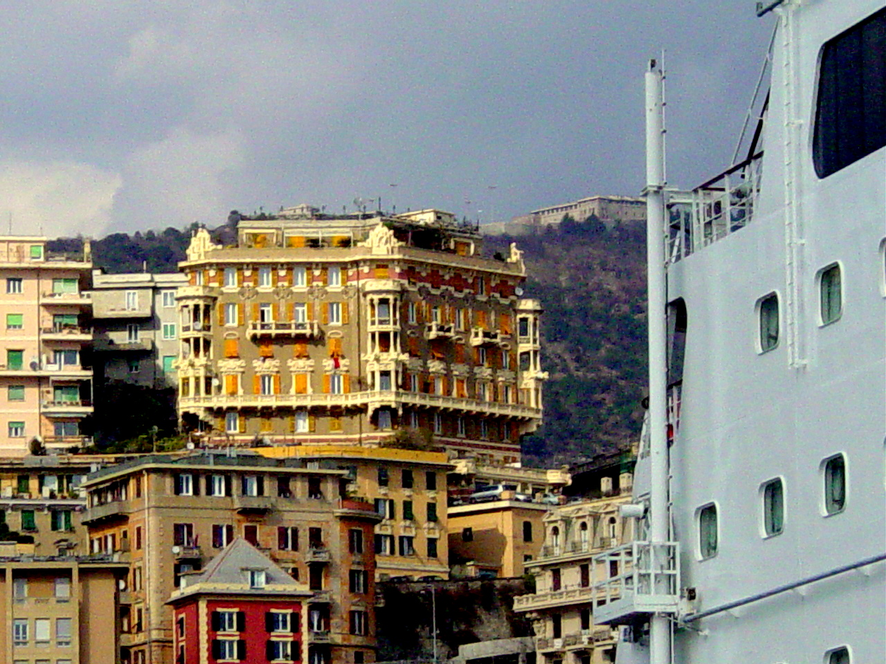 Beginn einer Kreuzfahrt im Hafen von Genua