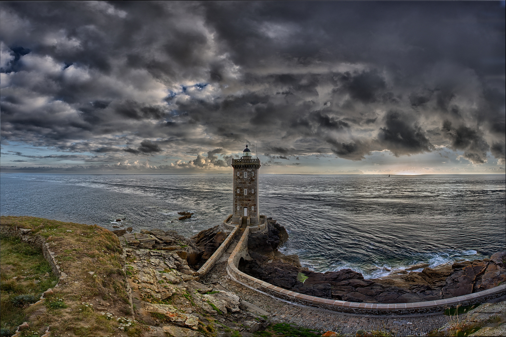  Beginnende Ebbe am Leuchtturm Kermorvan