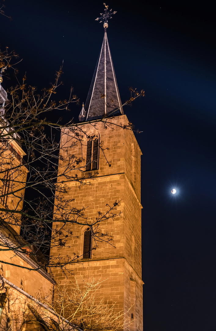 Beginnende Mondverdunkelung an der Neustadter Stiftskirche