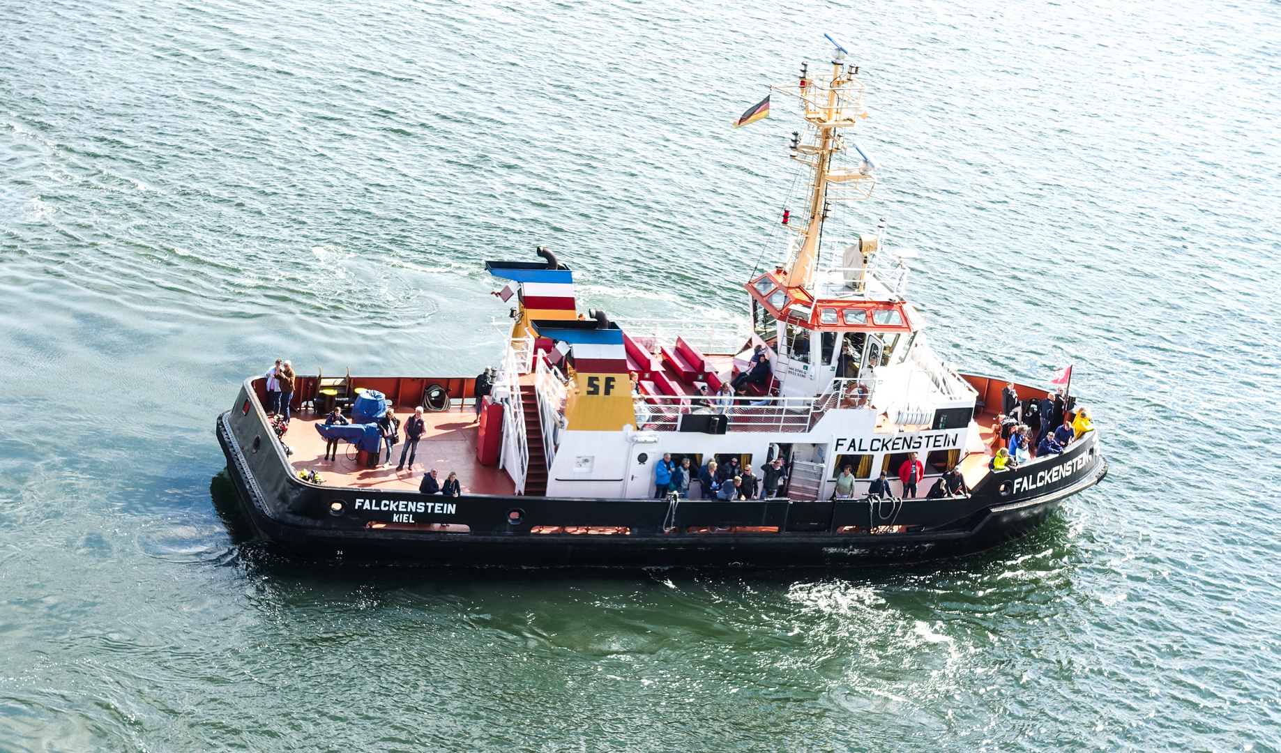   Begleitung im Kieler Hafen 