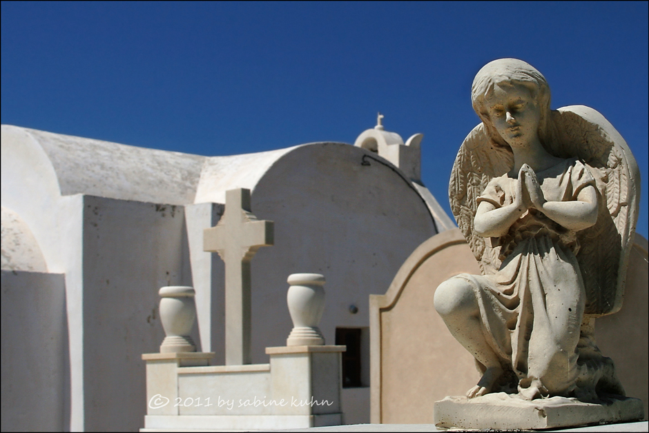 . . . begraben auf santorin [9] . . . der engel der gelassenheit . . .