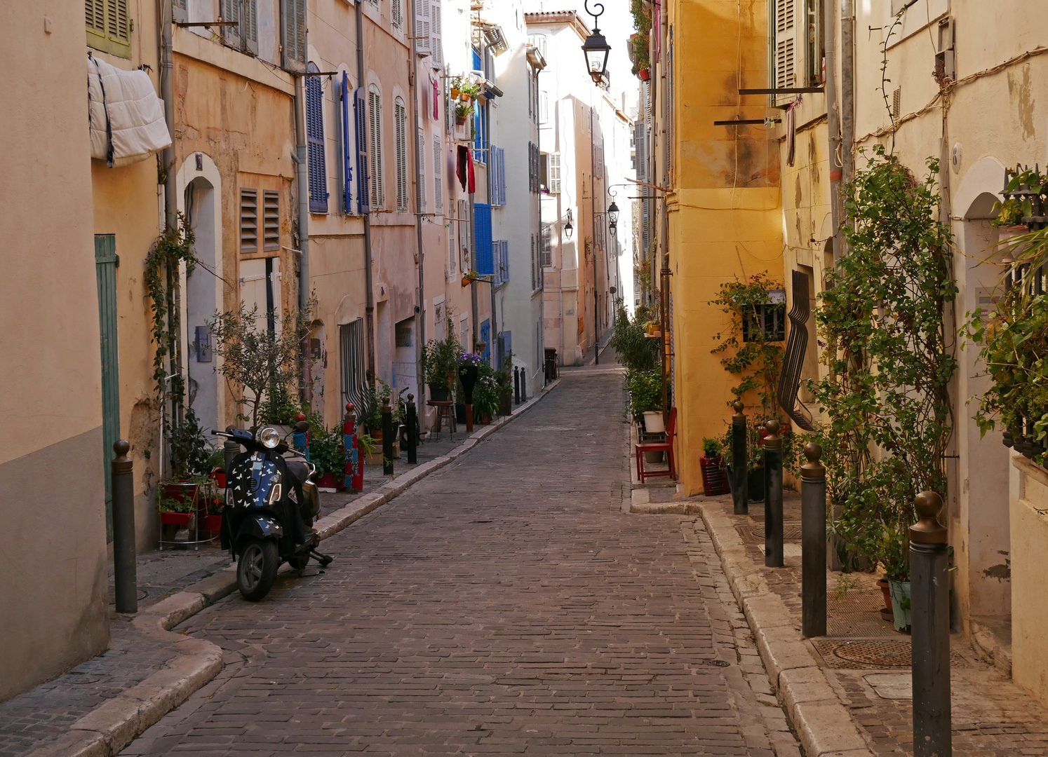 Begrünte Gasse in Marseille ...