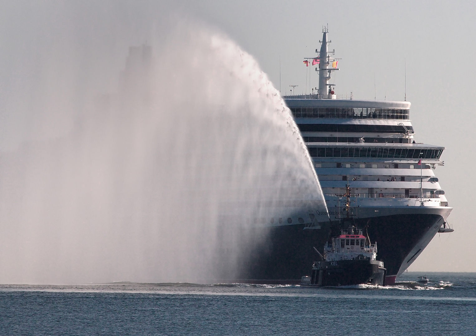 Begrüßung des Luxusliners Queen Elizabeth im Kieler Hafen