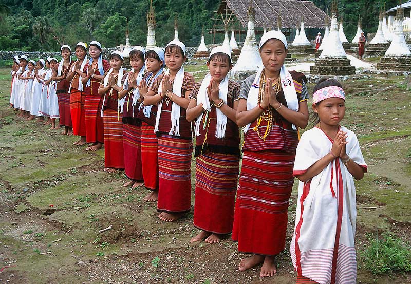 Begrüssung von den Karen-Mädchen in eimen Dorf nah bei Hpa-An