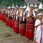 Begrüssung von den Karen-Mädchen in eimen Dorf nah bei Hpa-An