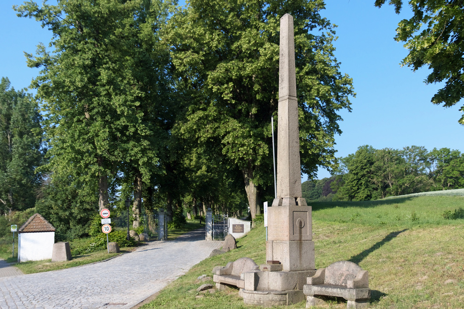 Begrüßungsobelisk