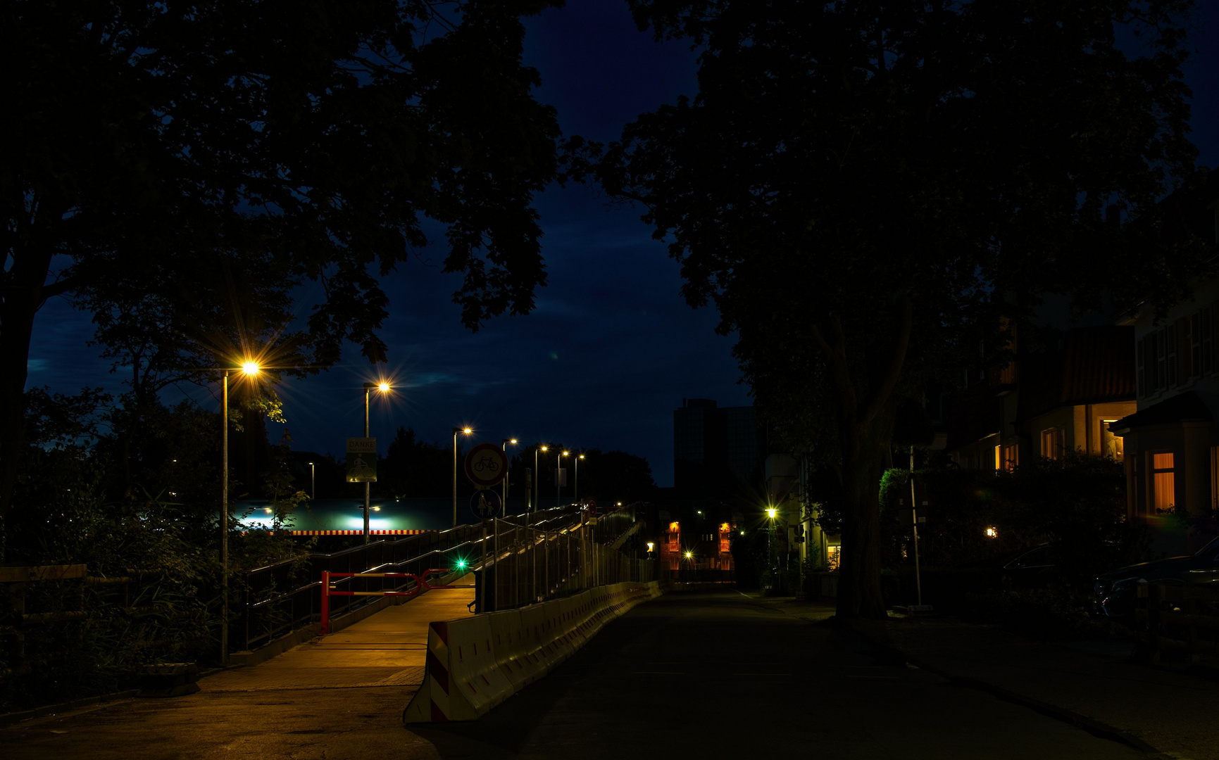 Behelfsbrücke bei Nacht