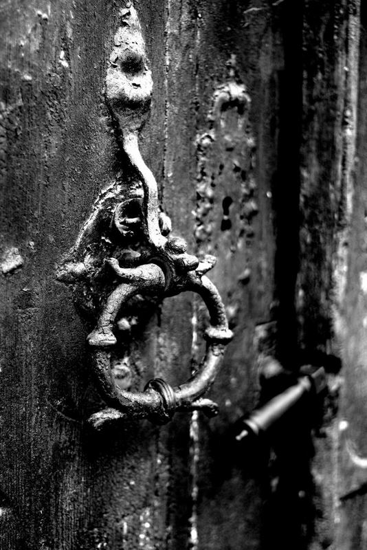 ...behind locked doors... von Ben Schäfer