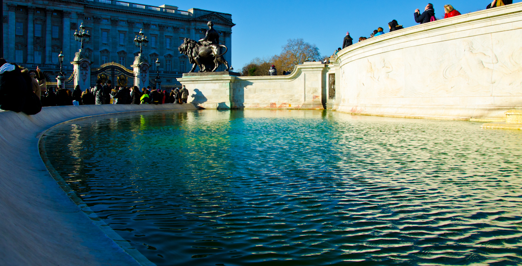 behind the crowd at buckingham palace