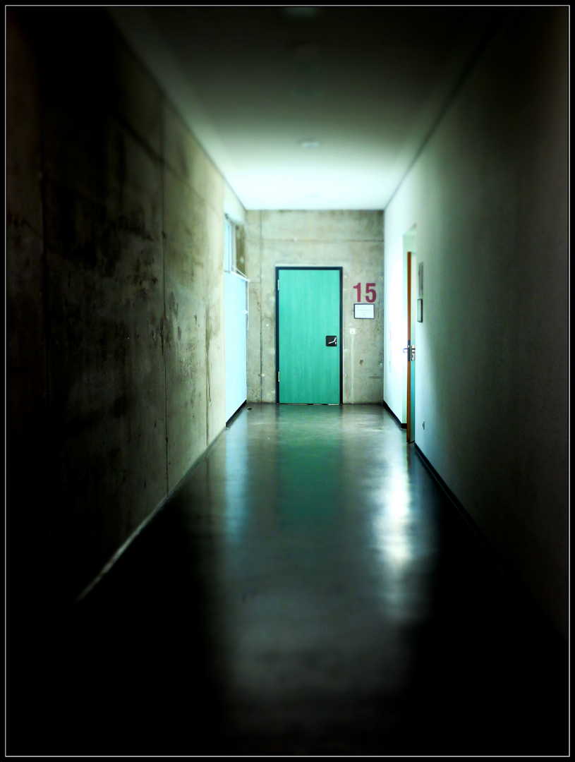 Behind The Green Door Foto Bild Emotionen Angst One
