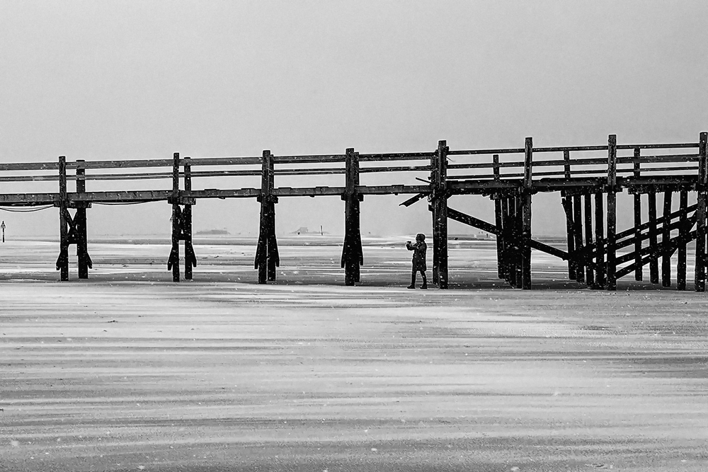 Bei -1 Grad und Windstärke 6/7 weht der Schnee in Wellen über den Strand...