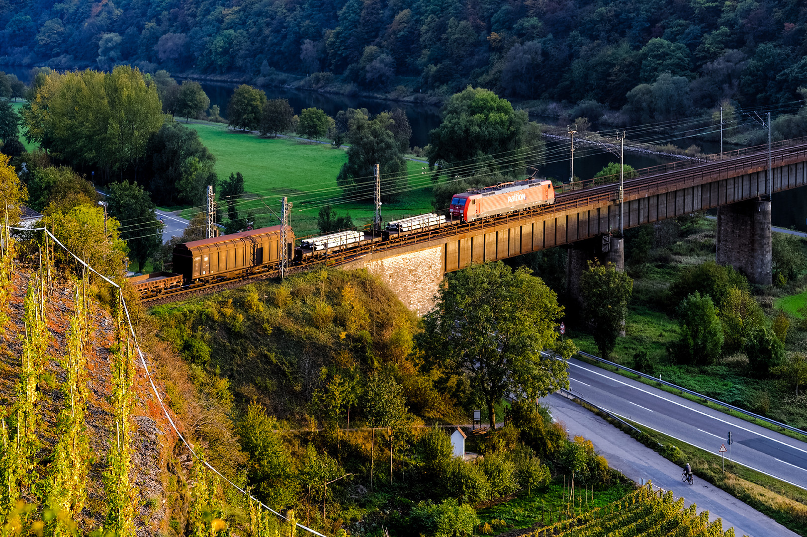 Bei Abendsonne über die Mosel