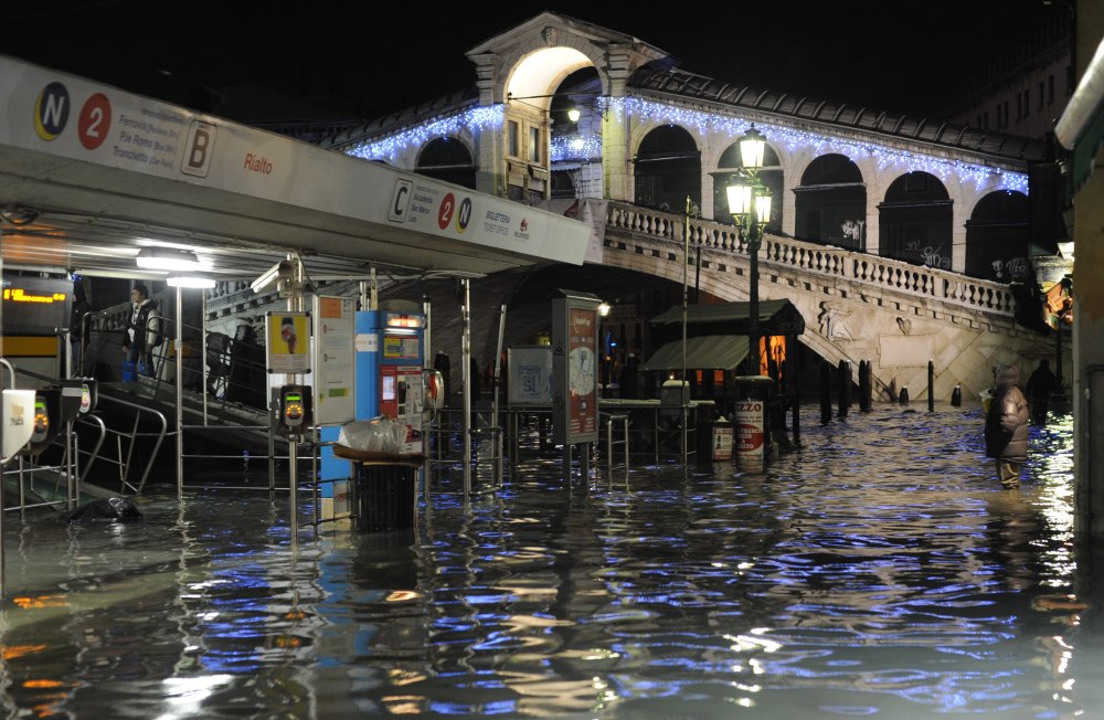 Bei acqua alta nimmt man besser das Vaporetto