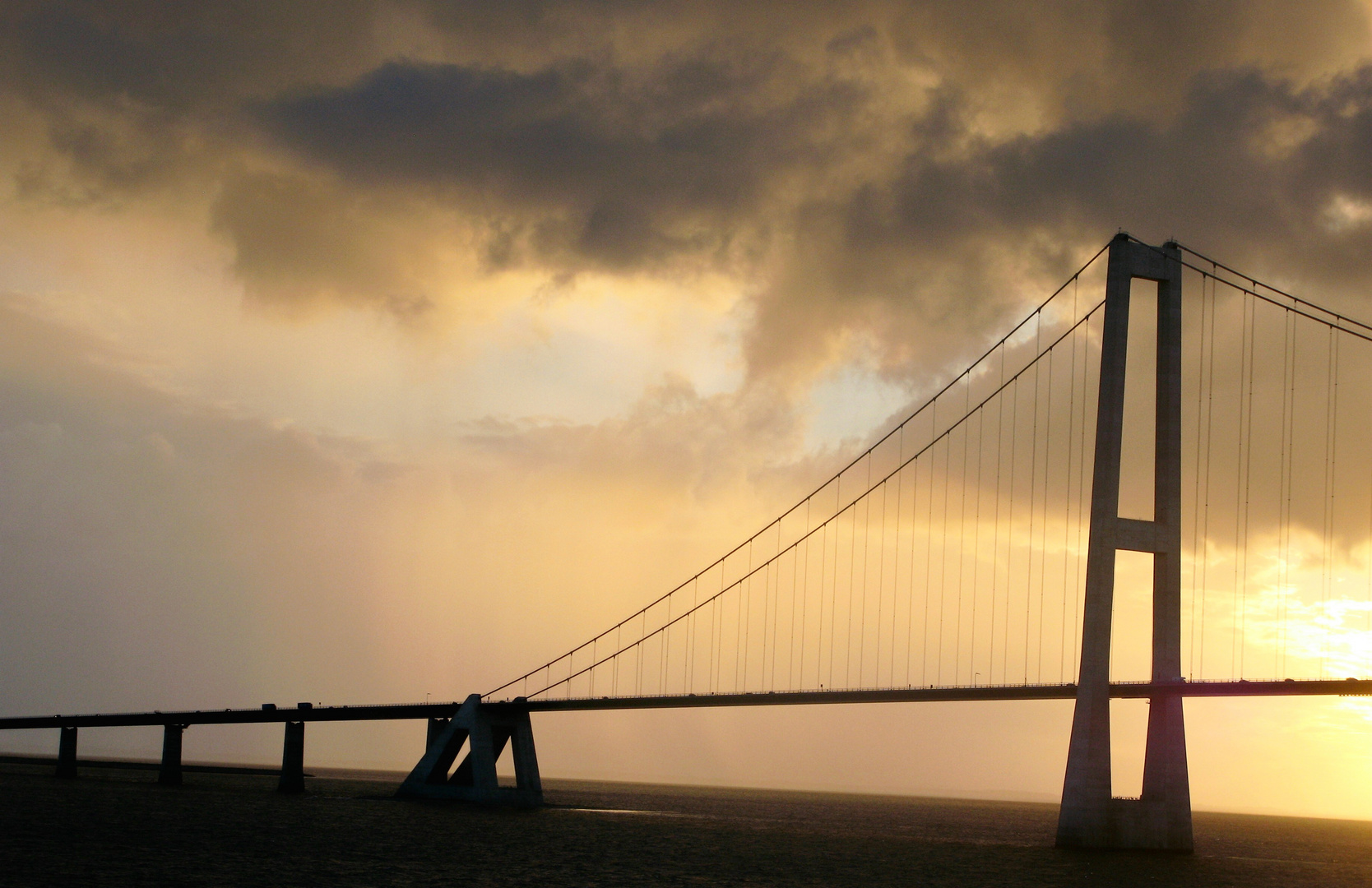 Bei Dämmerung an der Großen Belt-Brücke