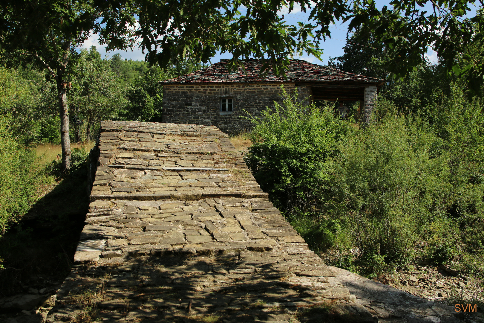 Bei den alten Steinbogenbrücken im Zagoria- Gebiet in Nordgriechenland