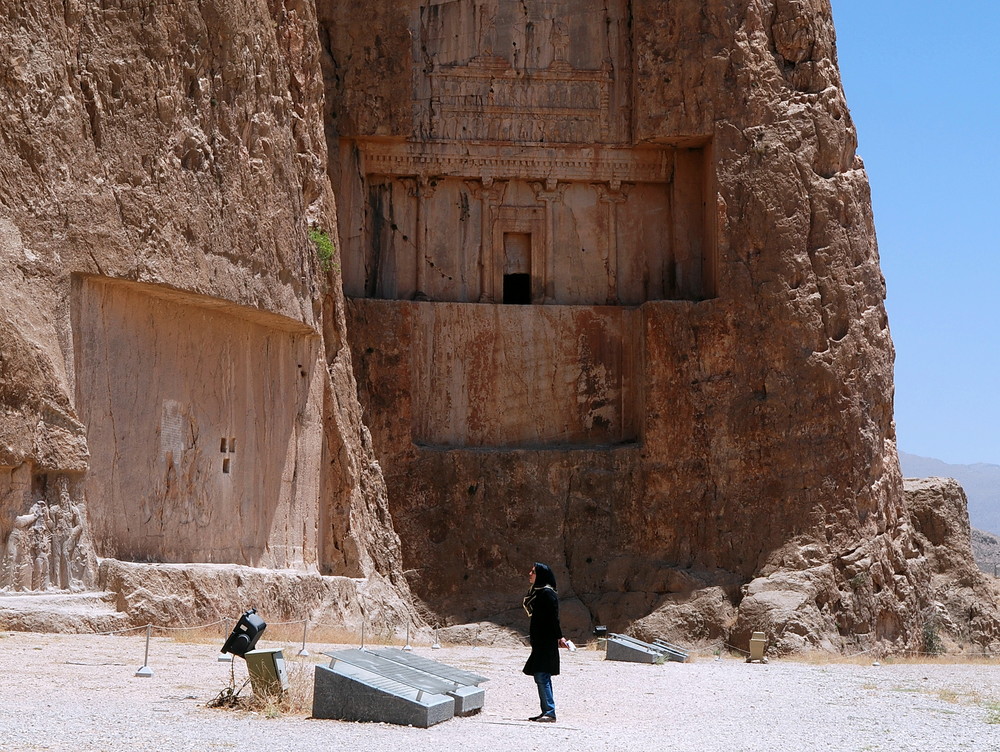 Bei den Felsengräber  von Naqsh-e Rostam