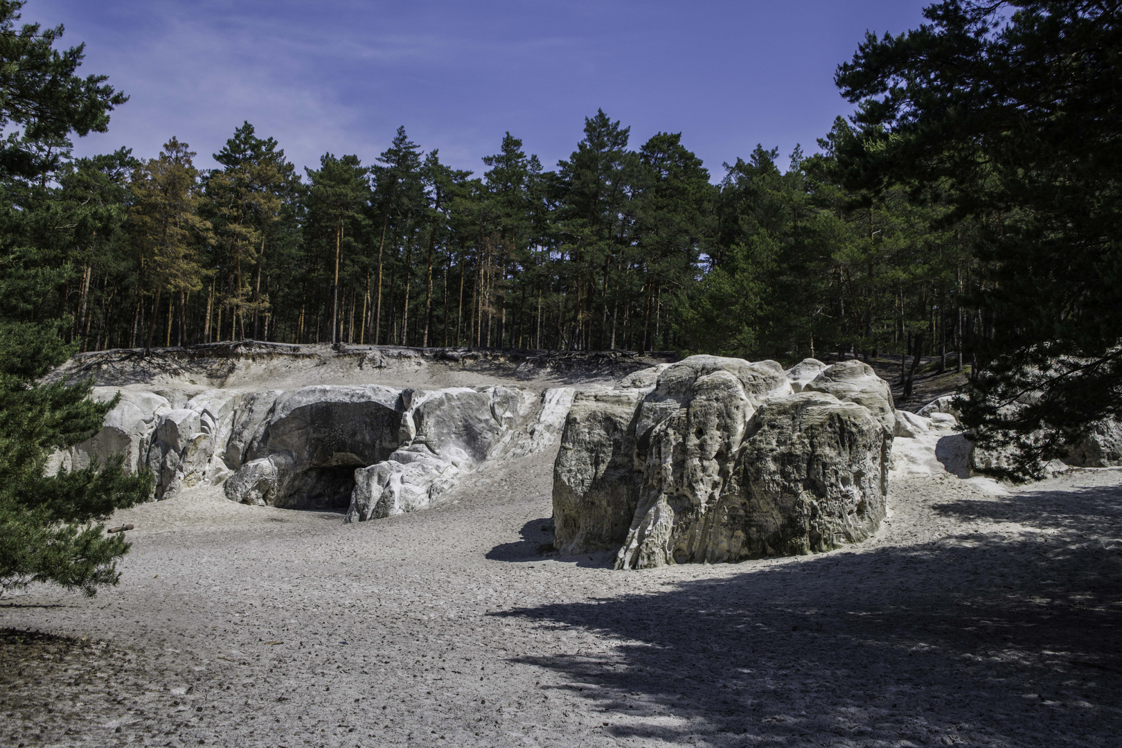 bei den grossen Sandhöhlen