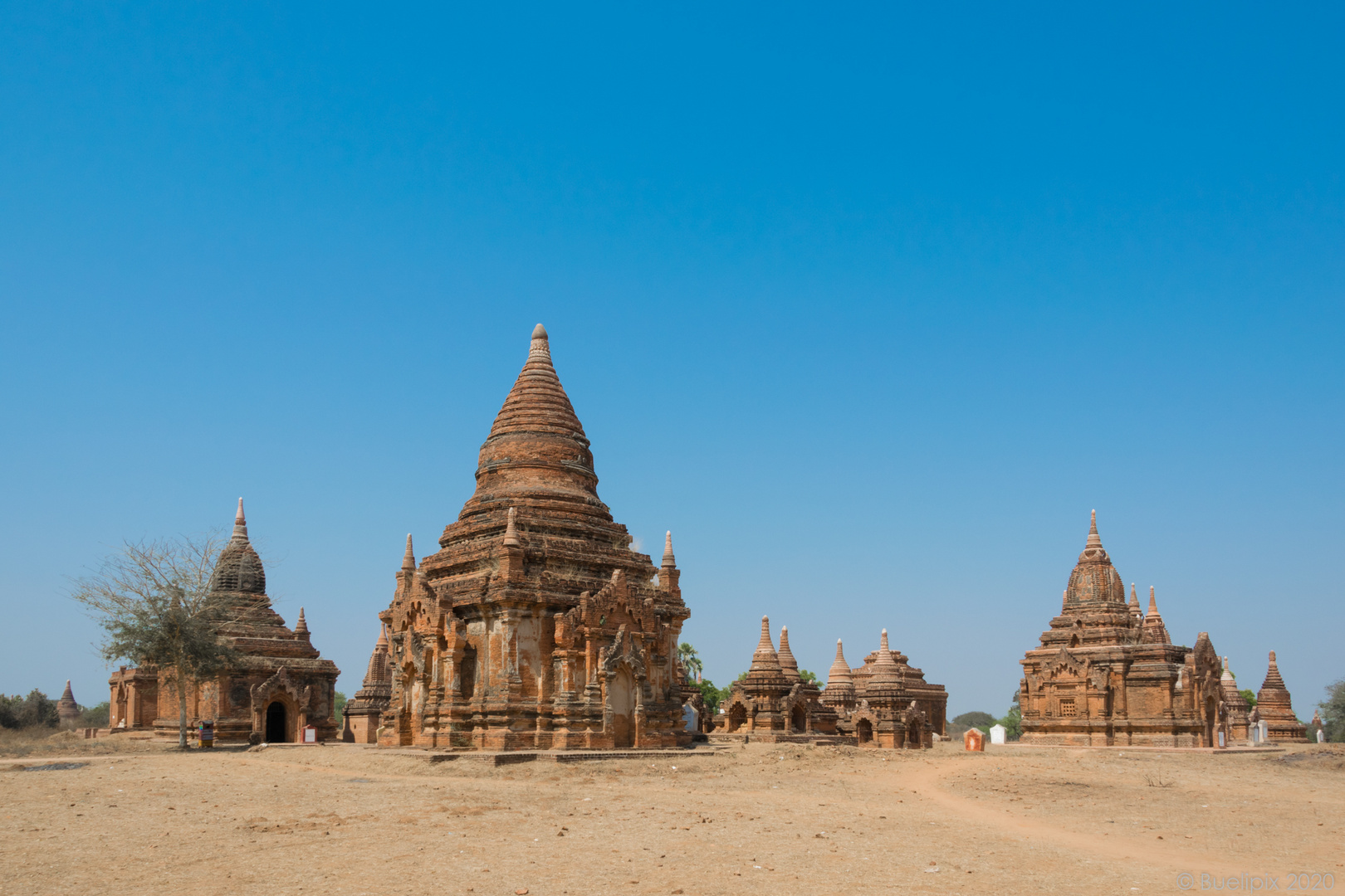 bei den historischen Tempelanlagen von Bagan (© Buelipix)