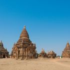 bei den historischen Tempelanlagen von Bagan (© Buelipix)