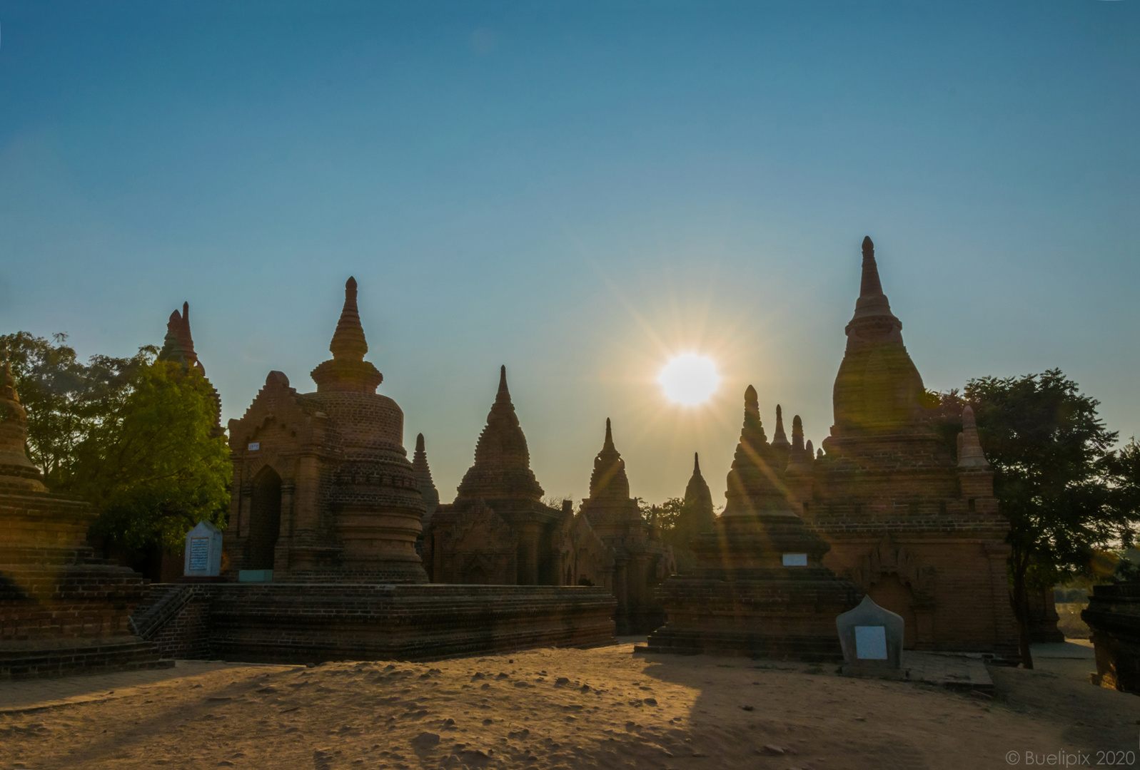 bei den historischen Tempelanlagen von Bagan (© Buelipix)