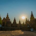 bei den historischen Tempelanlagen von Bagan (© Buelipix)