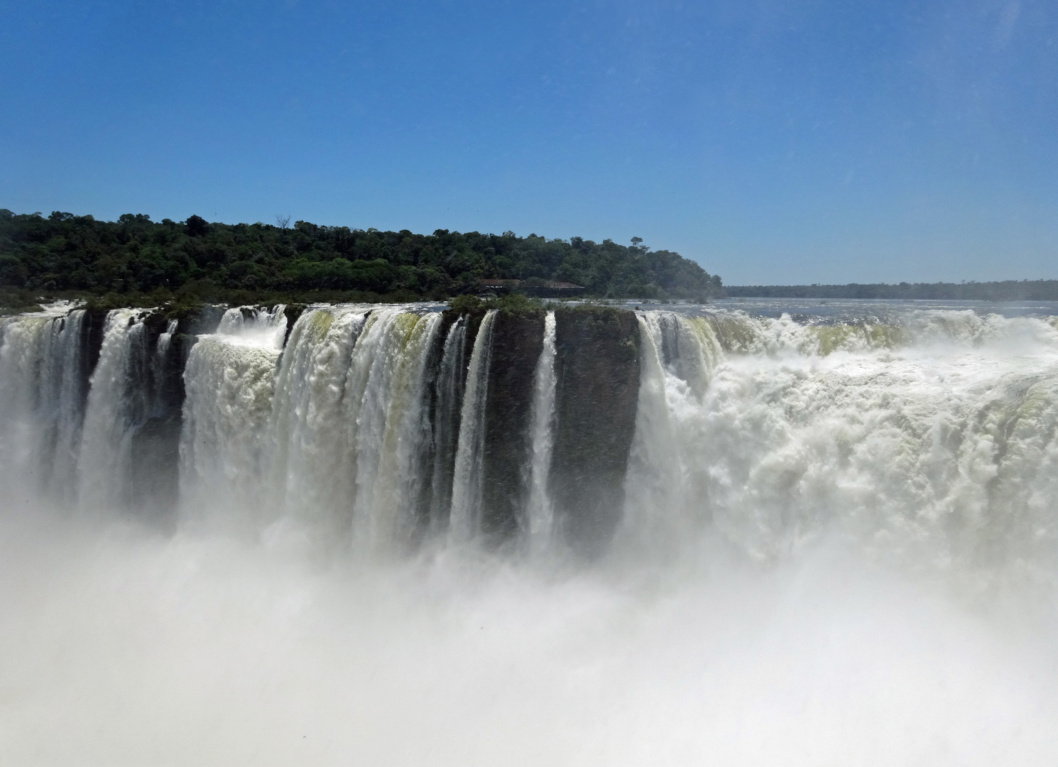 Bei den Iguazu Wasserfällen in Südamerika